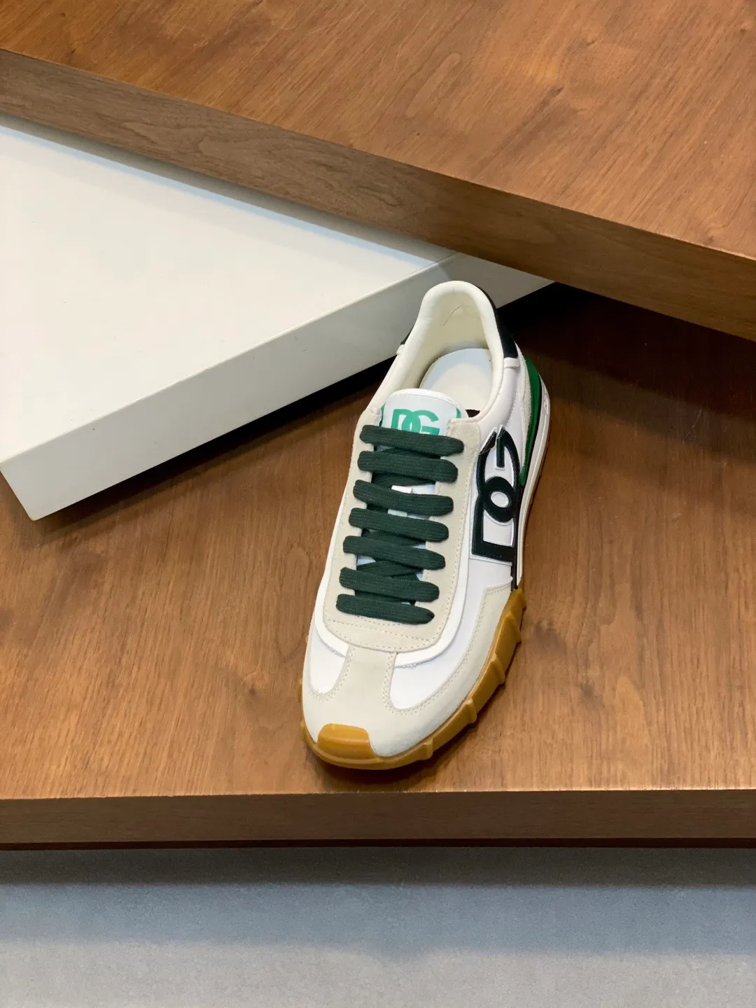 💰800 Dolce&Gabbana/Dolce & Gabbana men’s new casual sports shoes This sneaker is made of multiple materials. The nylon fabric upper is integrated with glossy leather, suede leather and rubber elements, and is decorated with reflective details. It has a silk-screen logo and a dual design of thick round and flat laces. It has a square toe, rubber foam midsole and gear pattern rubber composite sole decorated with the iconic "DG" logo. The shoe body is decorated with three-dimensional labels with the brand logo in many places. The style is fashionable and elegant, and the unique design is presented in a dazzling and modern new language. The fabric towel lining is paired with logo cowhide feet for a stylish and stylish look! Comes with a full set of packaging! Size: 39-40-41-42-43-44 leather shoe size (38/45 can be customized but does not support returns)